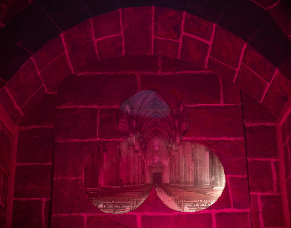 Interni Escape Room Cripta Milano: finestra trilobata gotica scenografica, l'esperienza ideale per famiglie e bambini