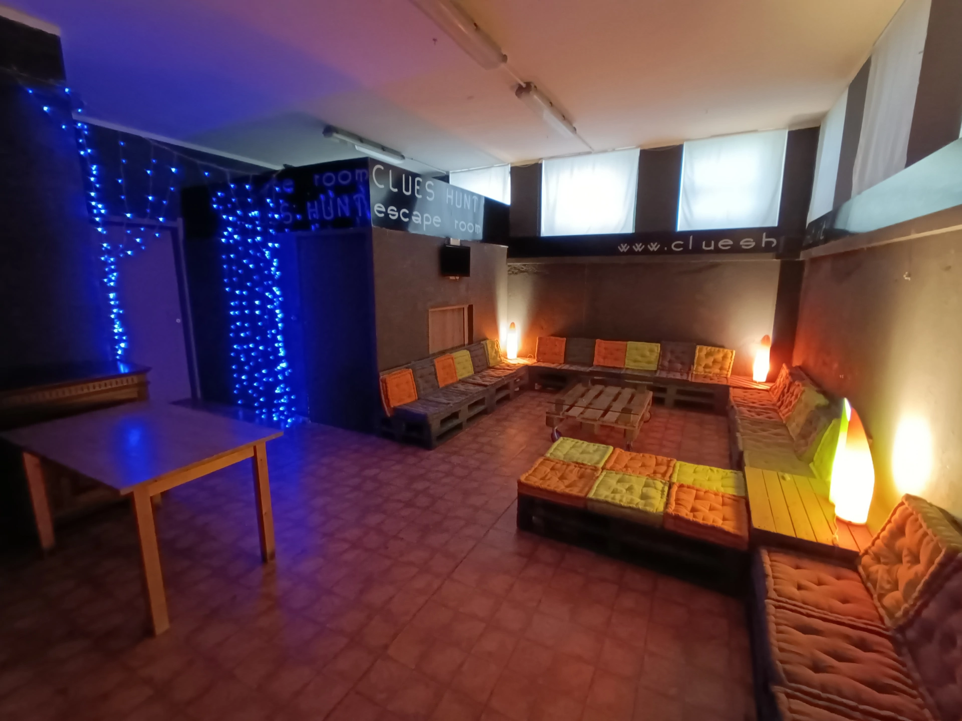 Location per feste private a Milano: spazio modulare Clues Hunt con allestimento lounge e luci d'atmosfera.