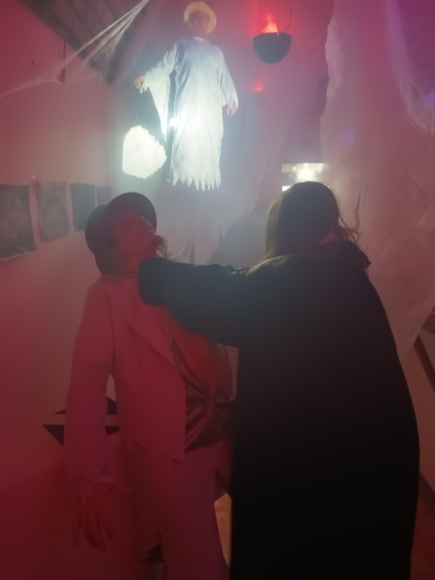 Escape room horror a Milano: interazione con gli attori dal vivo all'interno de Il Maniero, un'esperienza immersiva tra tensione e colpi di scena.