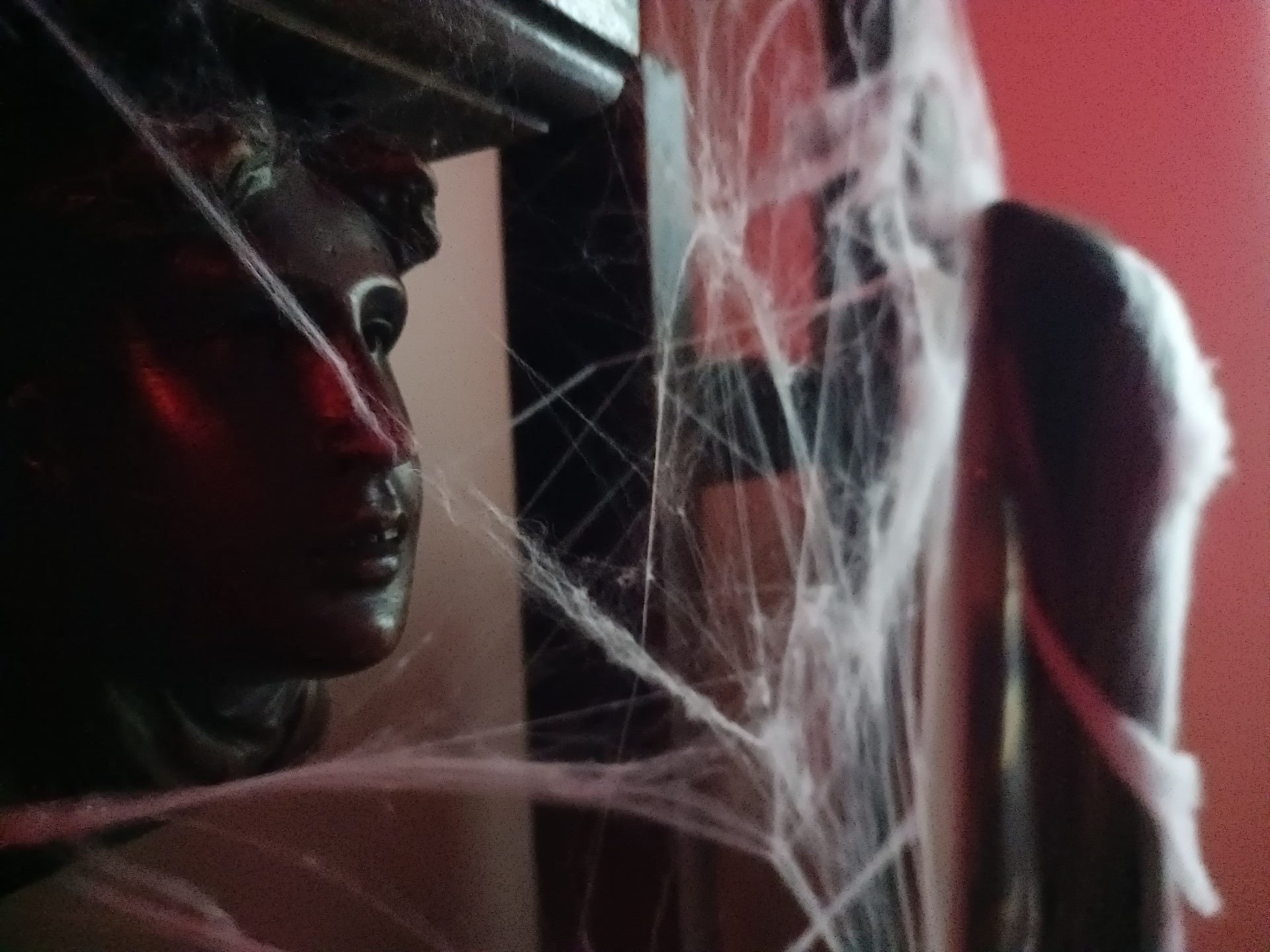 Esperienza horror con attori a Milano ne Il Maniero: un'escape room dalle scenografie curate in ogni dettaglio, come l'inquietante statua di legno.