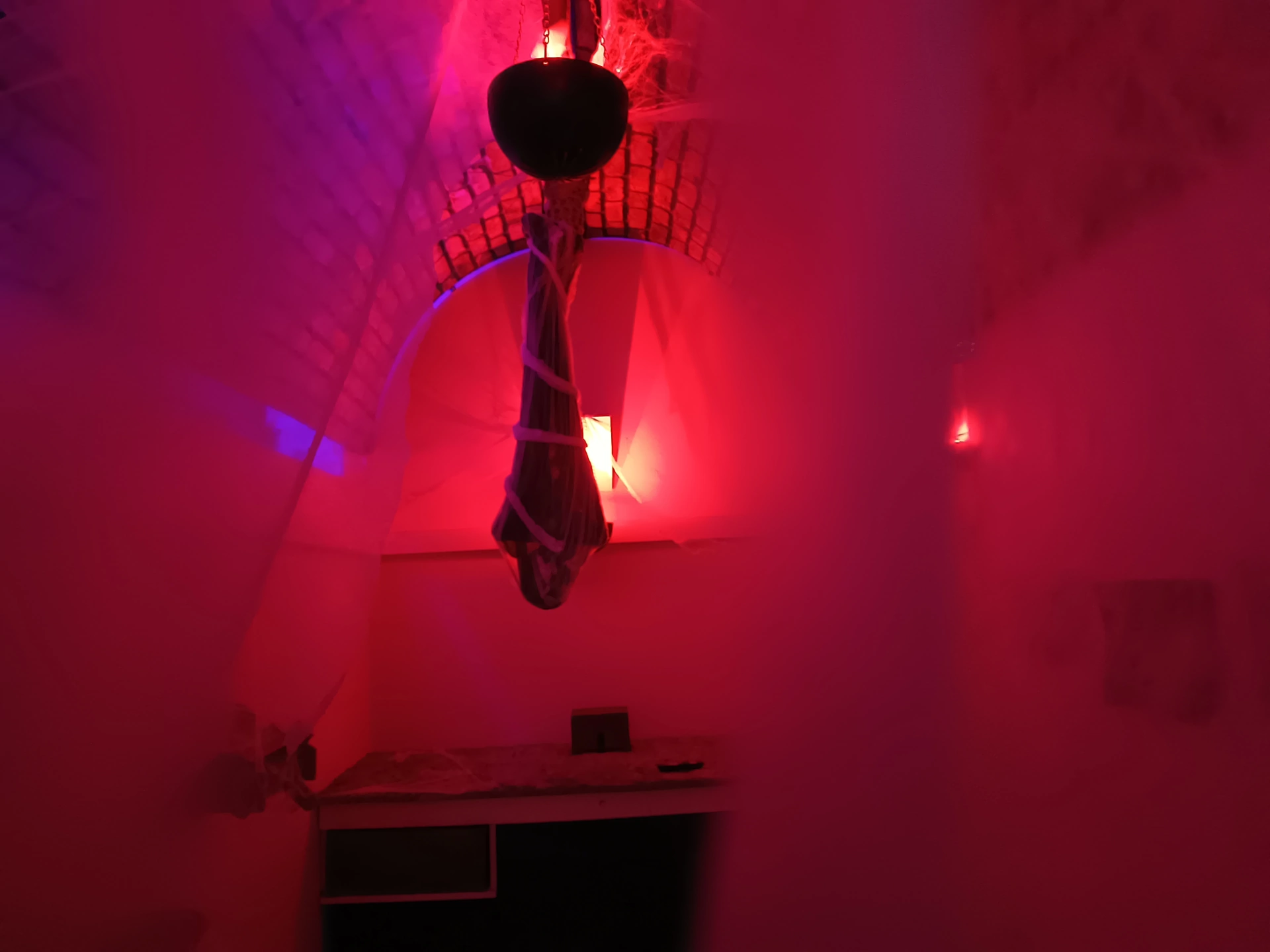 La Sala degli Appesi ne Il Maniero, escape room horror con attori a Milano, dove la tensione sale tra misteriose presenze.