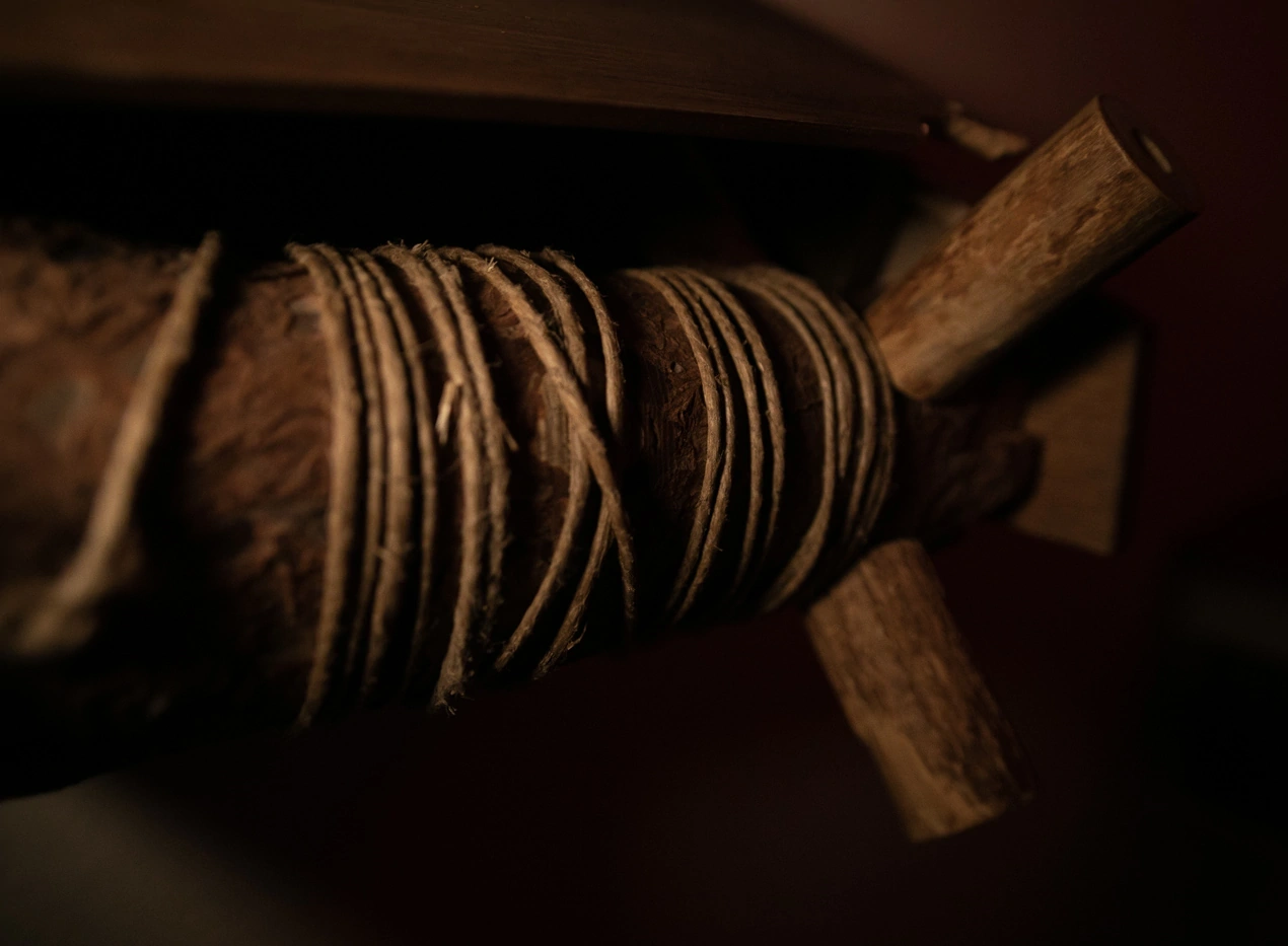 Enigma meccanico in legno della Escape Room La Bottega di Leonardo a Milano: un gioco premium basato sulle invenzioni storiche del genio.