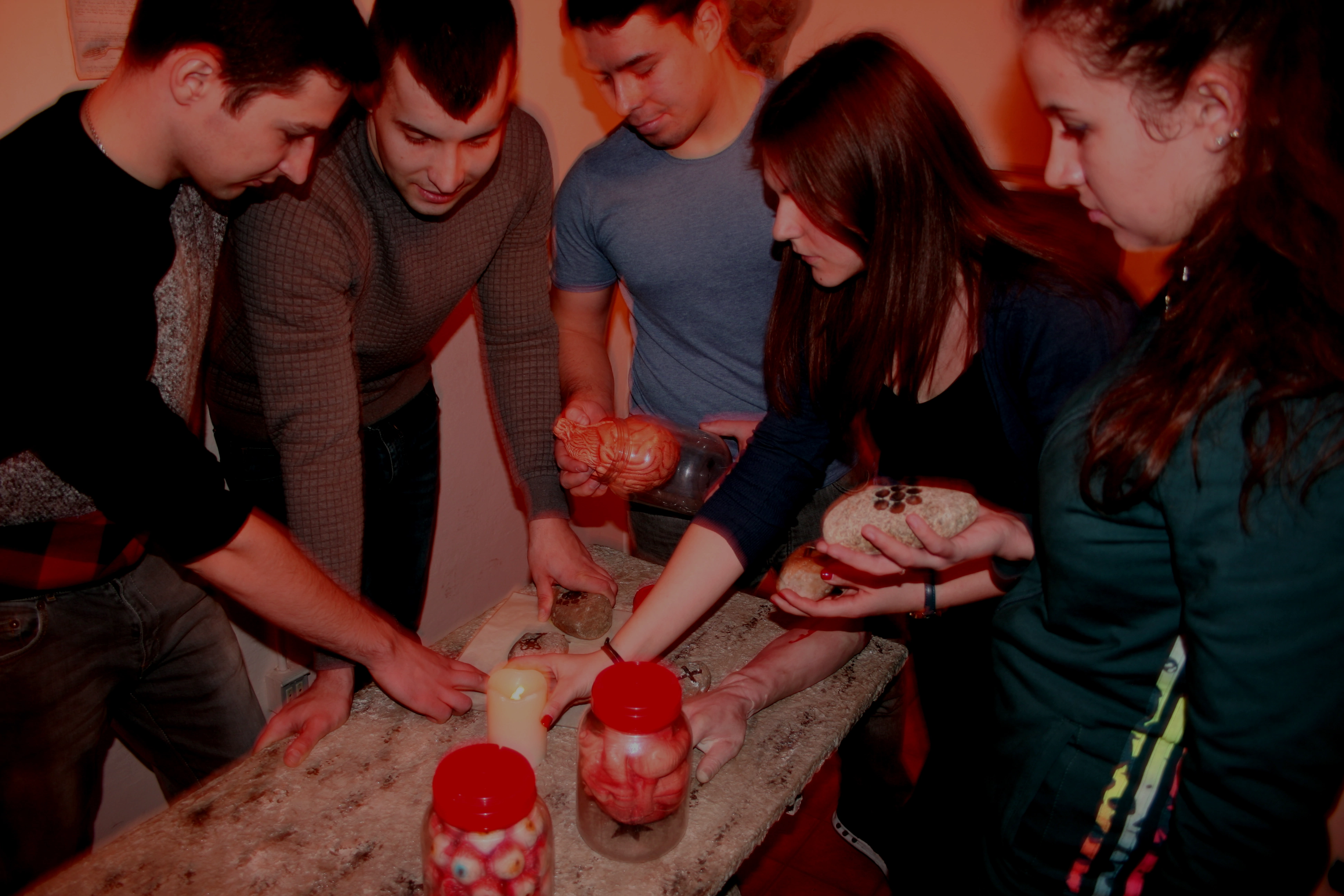 Gruppo di giocatori impegnato a risolvere gli enigmi meccanici della Bottega di Leonardo a Milano: un'esperienza di team building intensa e collaborativa della durata di 120 minuti.