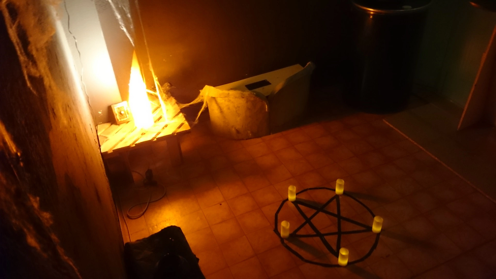 oto in anteprima dell'allestimento dell'escape room La triste storia dei fratelli Monroe a Milano: i dettagli oscuri del pentacolo durante il montaggio della scenografia.