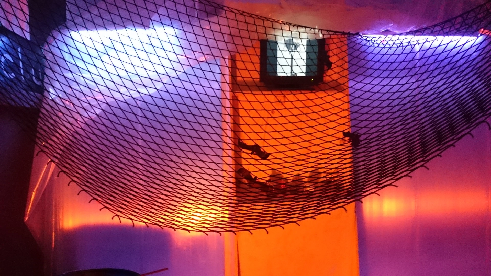 Foto di dettaglio nell'escape room temporanea La triste storia dei fratelli Monroe a Milano: pipistrelli e atmosfera dark fantasy in allestimento.