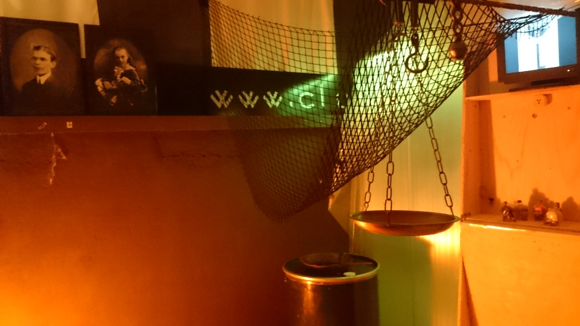 oto di dettaglio nell'escape room temporanea La triste storia dei fratelli Monroe a Milano: una stadera antica tra gli elementi scenografici in allestimento.
