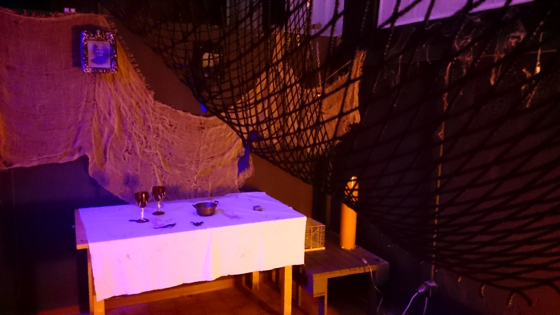 oto di dettaglio dell'allestimento nell'escape room La triste storia dei fratelli Monroe a Milano: un tavolo ingombro di oggetti misteriosi e indizi, pronti per l'esperienza immersiva.